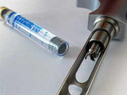 Skrutkov fixan mechanizmus a gumen piest karpule