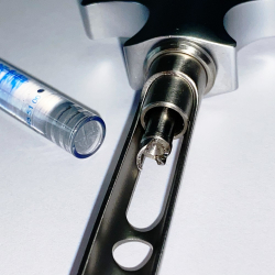 Skrutkov fixan mechanizmus a gumen piest karpule - detail