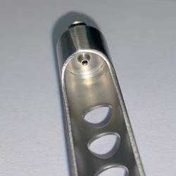 Detail striekaky pri hrote na prerazenie ztky kompule nasadenie ihly